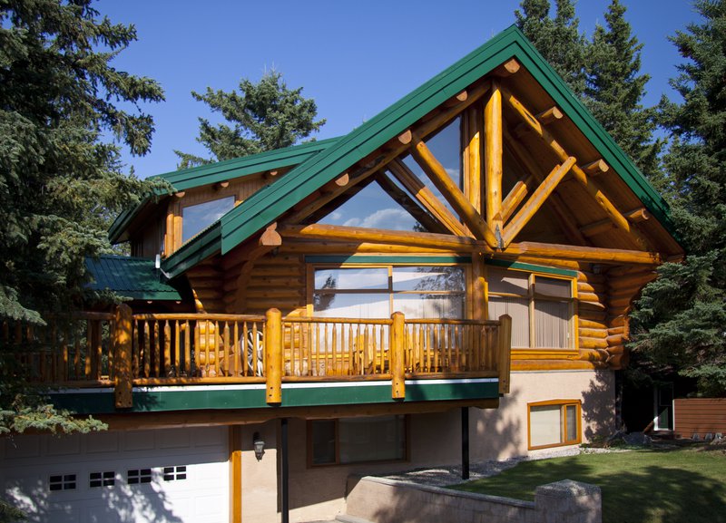 Overlander Mountain Lodge Exterior