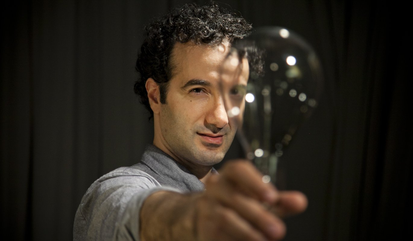 Jad Abumrad-with light bulb (credit Marco Antonio).jpeg Jad Abumrad-with light bulb (credit Marco Antonio).jpeg