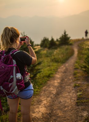 Parks Canada / Ben Morin-Woman Taking Photo At Opal Hills