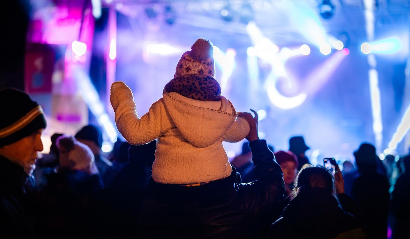 Jasper in January - Kid on parent's shoulder