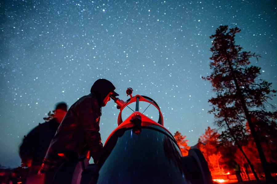 DarkSkyFestival_LookingThroughTelescope_CRJeffBartlett_2018.jpg