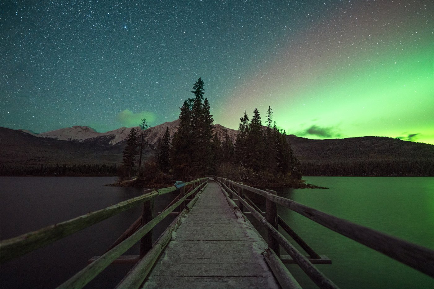 Pyramid Island Aurora - Jack Fusco