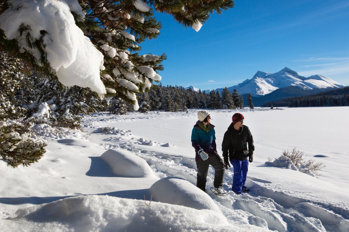 JasperNP-Couple Snowshoeing beside Maligne Lake-Credit-Parks Canada-Adam Greenberg.jpg