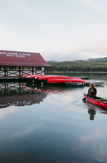 Boathouse Maligne Lake - MikeSeehagel / Pursuit