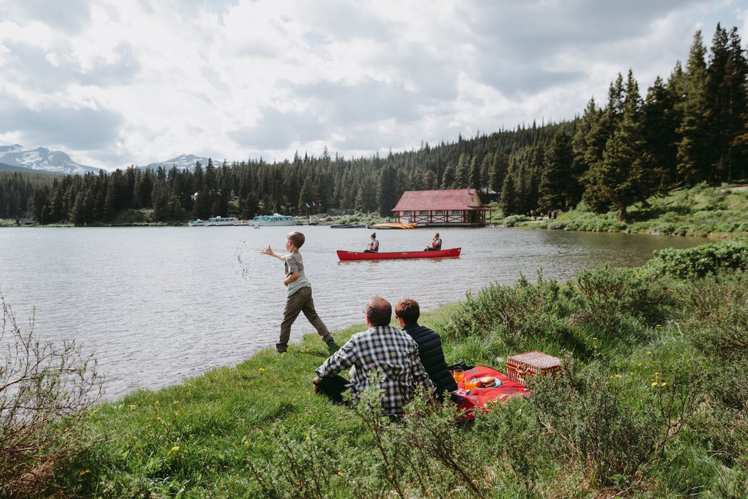 Maligne Lake Family - Mike seehagel / Pursuit