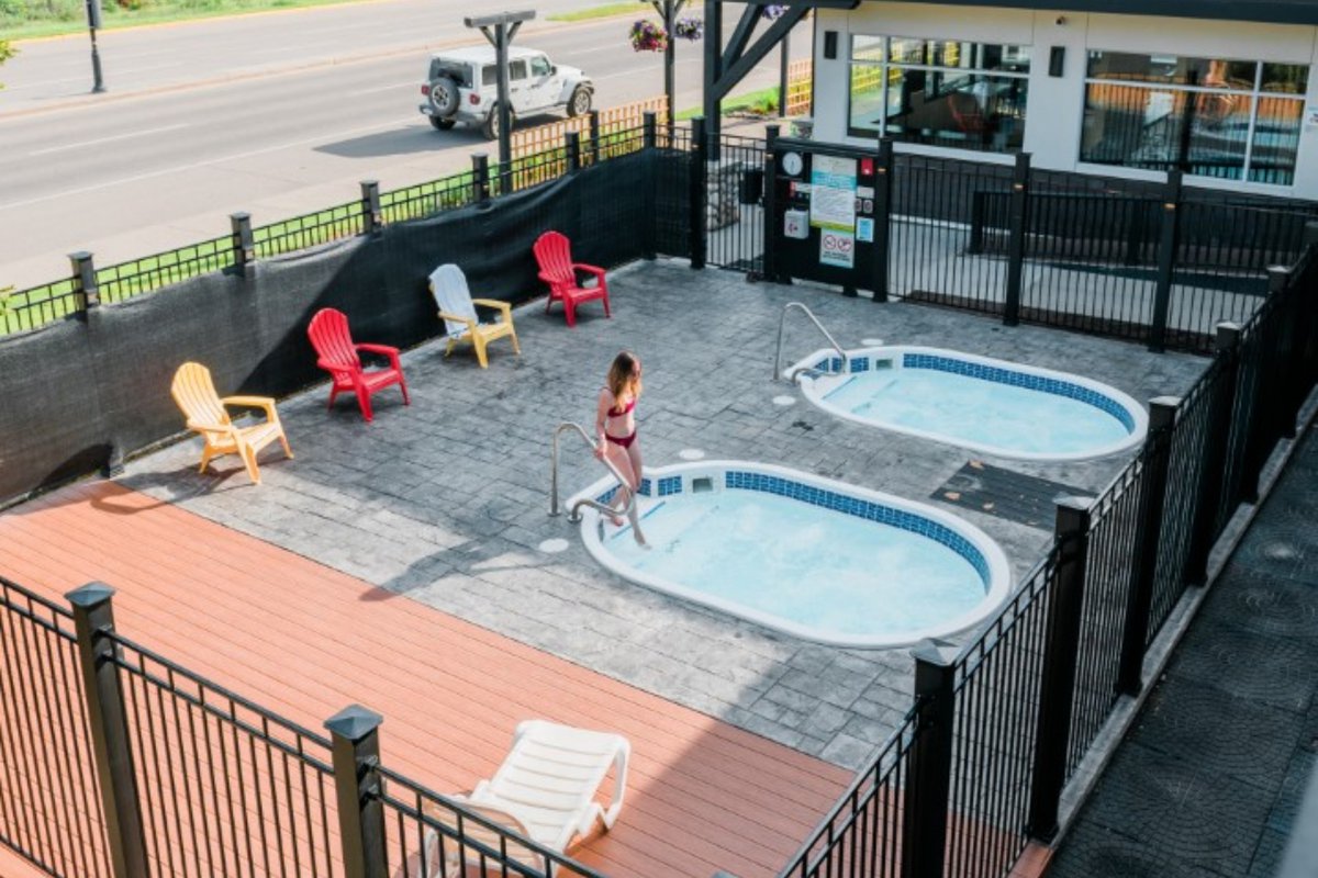 Mount Robson Hot Tubs.jpg