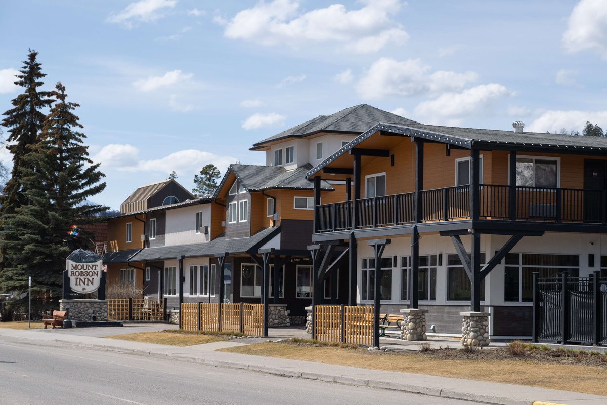 Mount Robson Inn Exterior