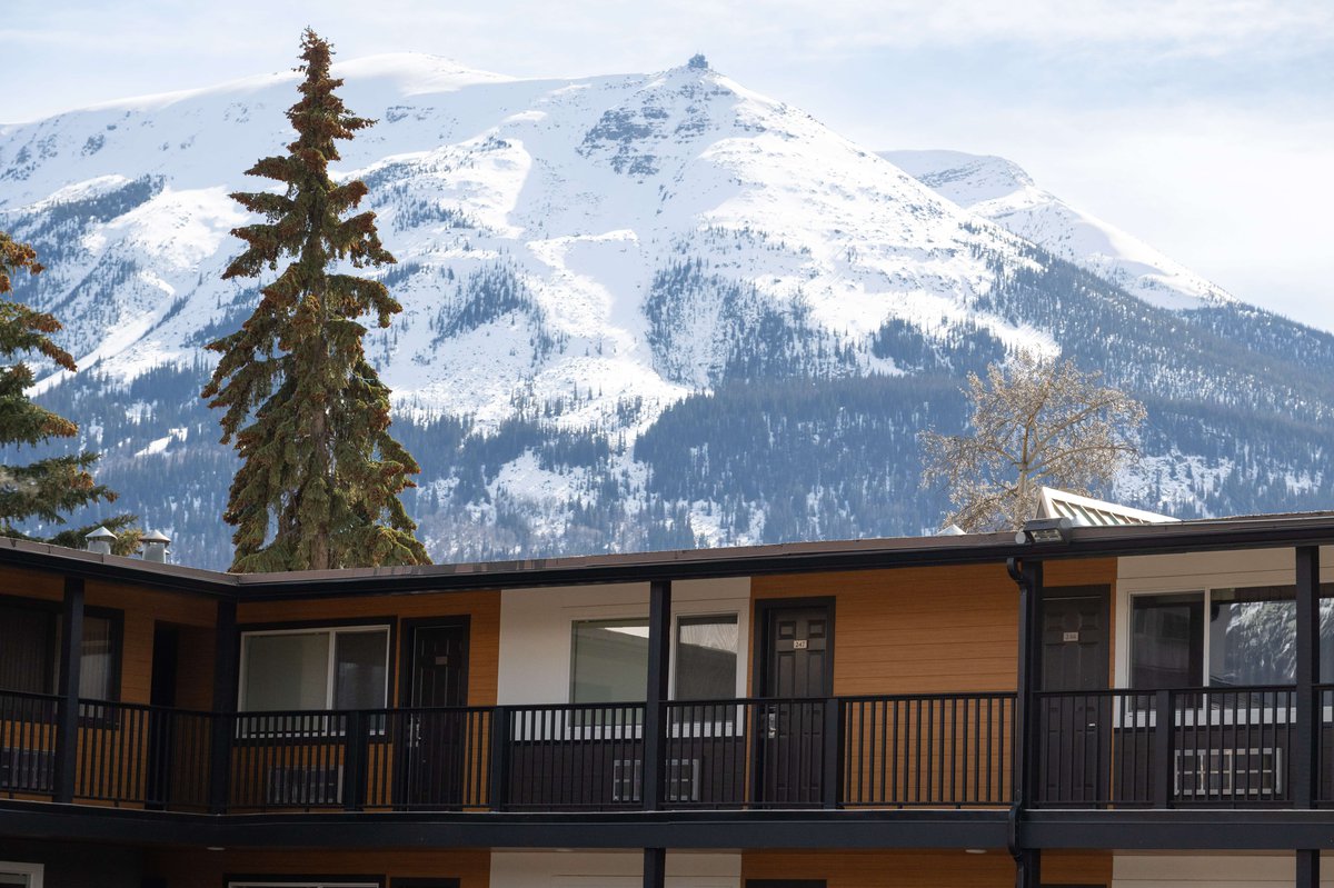 Mount Robson Inn Exterior with View