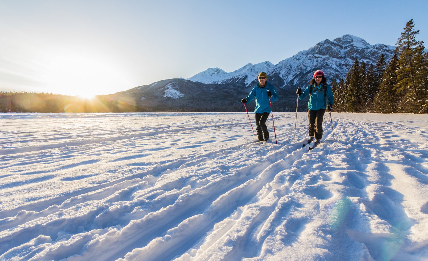 ParksCanada-CoupleCrossCountrySkiingwithPyramid-RogierGruys-CR.jpg