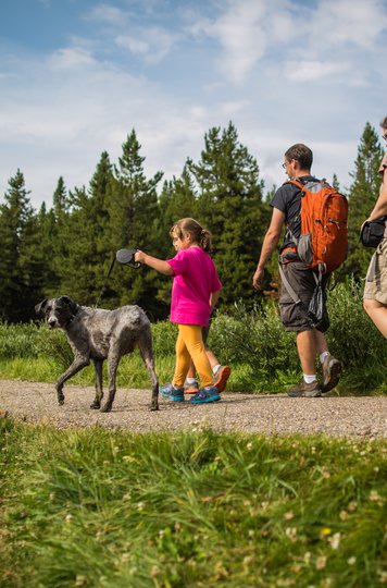 ParksCanada-FamilyandDogMarySchaefferLoop-BenMorin-CR.jpg