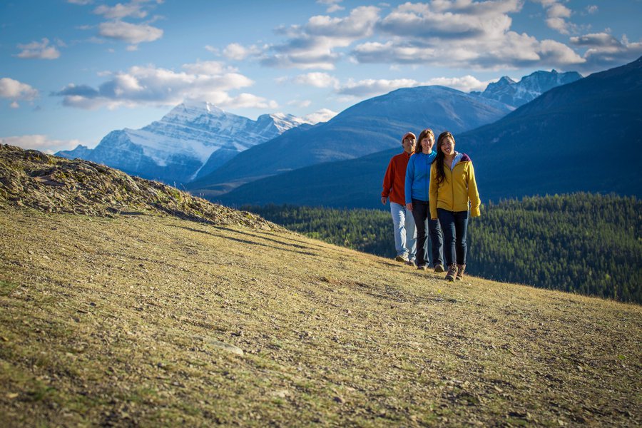 Family at Old Fort Point - Nicole Gaboury / Parks Canada