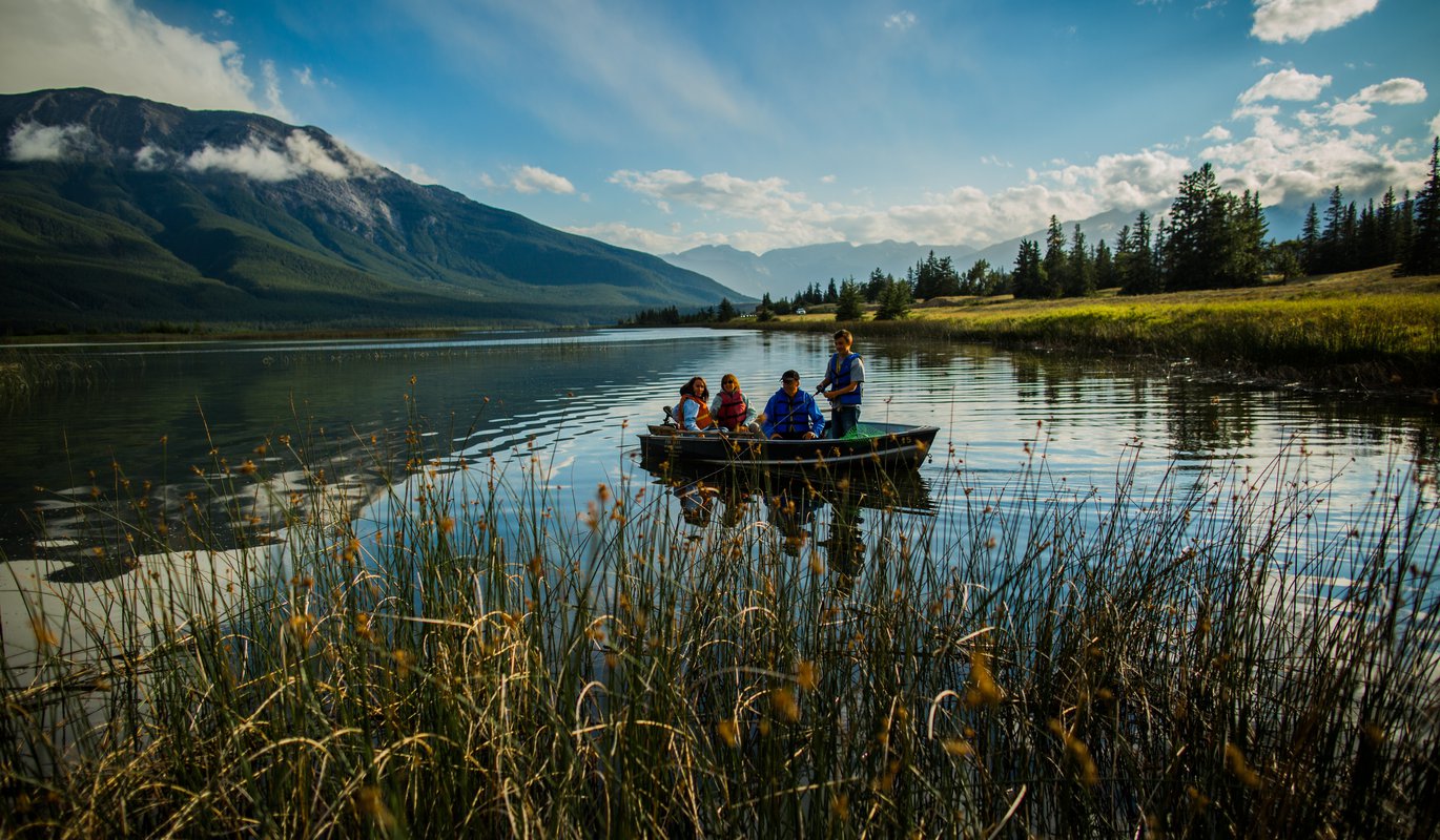 People Fishing Talbot Lake - Ben Morin / Parks Canada