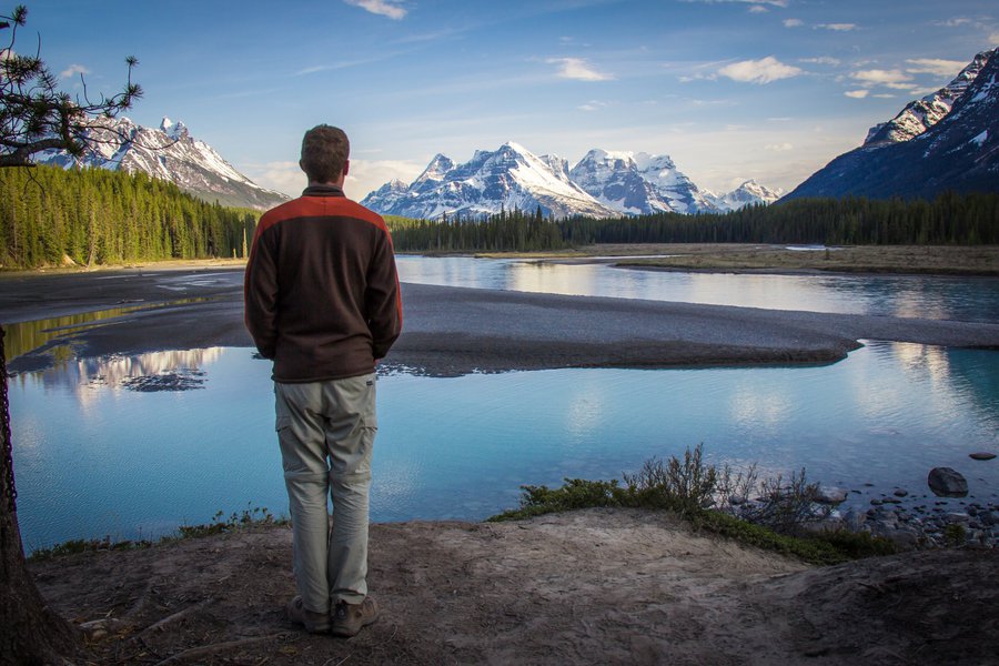 ParksCanada-PersonViewingBigBend-RyanBray-CR-large.jpg