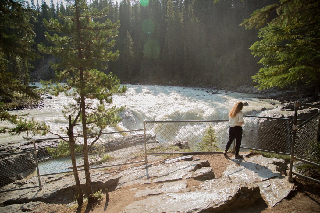 ParksCanada-WomanLooksatSunwaptaFalls-BenMor.height-1000_zCe9vA4.jpg