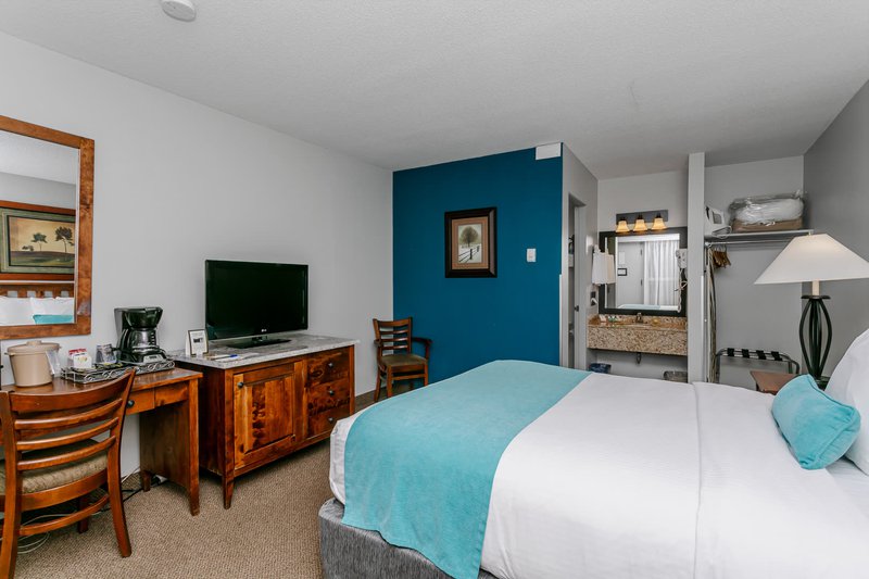 Tonquin Queen bed-Room.3.jpg