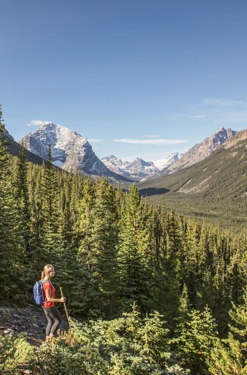 TravelAlberta-Two Woman Hiking- Credit: Noel Hendrickson