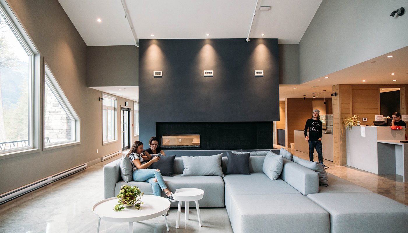 lobby_hi_jasper_hostel_auberge_jasper_national_park.jpg
